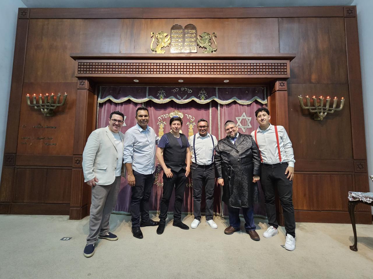 Yovel Klezmer Band frente al Arca de la Torá